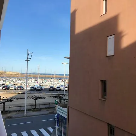 Apartment 22, Le Capitaine *